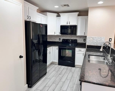 5786 S 240th Drive - Photo Thumbnail 7
