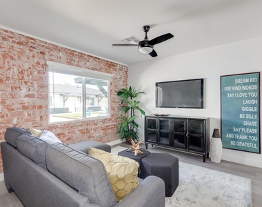 2512 E Thomas Road - Photo Thumbnail 8
