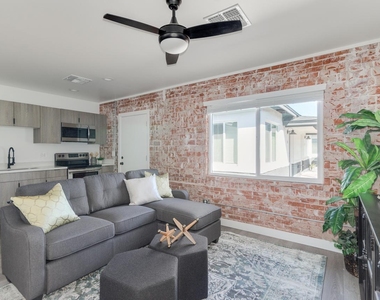 2512 E Thomas Road - Photo Thumbnail 1