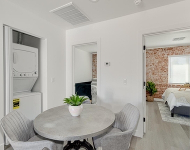 2512 E Thomas Road - Photo Thumbnail 13