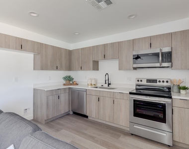 2512 E Thomas Road - Photo Thumbnail 9