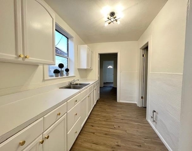 938 E 12th Street - Photo Thumbnail 3