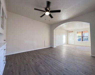 938 E 12th Street - Photo Thumbnail 5