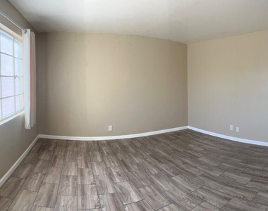 8638 N 8th Street - Photo Thumbnail 3