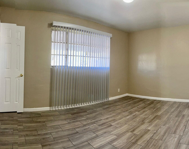 8638 N 8th Street - Photo Thumbnail 4