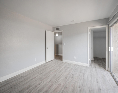 2674 N 43rd Avenue - Photo Thumbnail 12