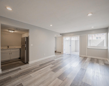 2674 N 43rd Avenue - Photo Thumbnail 5