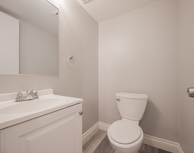 2674 N 43rd Avenue - Photo Thumbnail 9