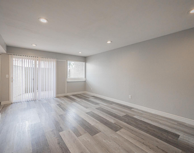 2674 N 43rd Avenue - Photo Thumbnail 8