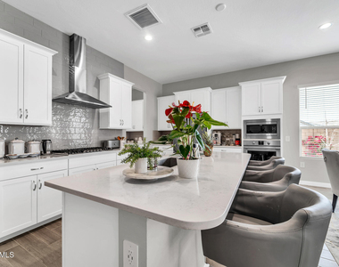 10518 W Albert Lane - Photo Thumbnail 5