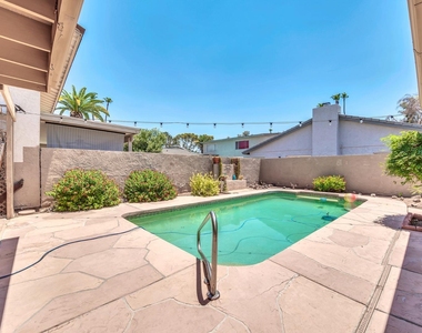 1605 E Candlestick Drive - Photo Thumbnail 2