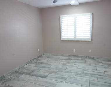 10444 N 69th Street - Photo Thumbnail 11
