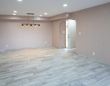 10444 N 69th Street - Photo Thumbnail 5