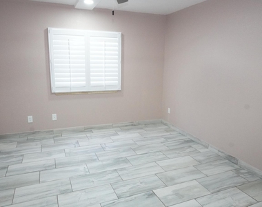 10444 N 69th Street - Photo Thumbnail 12
