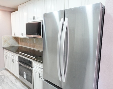 10444 N 69th Street - Photo Thumbnail 2