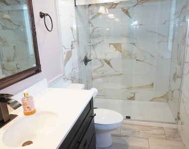 10444 N 69th Street - Photo Thumbnail 14