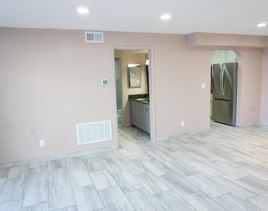 10444 N 69th Street - Photo Thumbnail 8