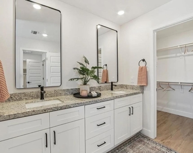 3411 N Val Vista - Photo Thumbnail 5