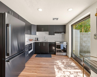385 W Pierson Street - Photo Thumbnail 7