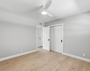 6819 E Paradise Parkway - Photo Thumbnail 18