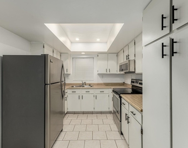 10828 N Biltmore Drive - Photo Thumbnail 10