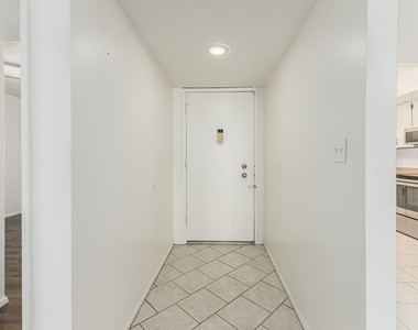 10828 N Biltmore Drive - Photo Thumbnail 2