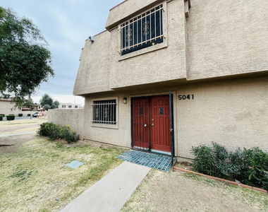 5041 N 40th Avenue - Photo Thumbnail 12