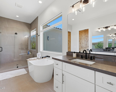 6896 E Lomas Verdes Drive - Photo Thumbnail 24