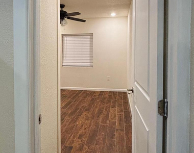 4810 N 69th Drive - Photo Thumbnail 6