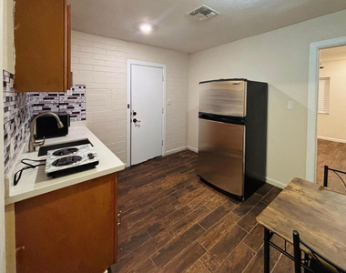 4810 N 69th Drive - Photo Thumbnail 3