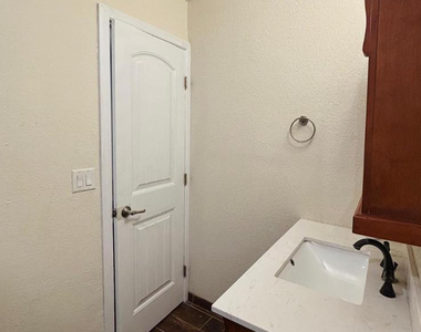 4810 N 69th Drive - Photo Thumbnail 5
