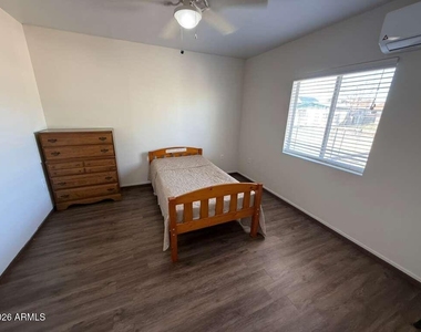936 E 8th Street - Photo Thumbnail 4