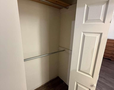 936 E 8th Street - Photo Thumbnail 5