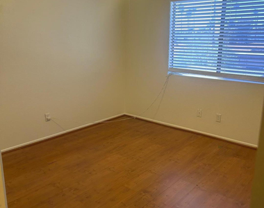 3301 E Earll Drive - Photo Thumbnail 9