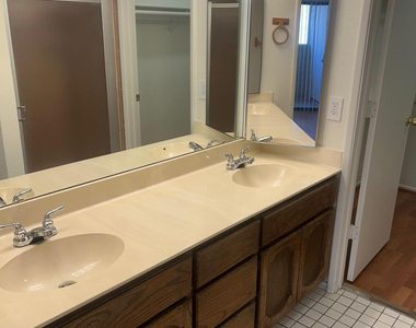 3301 E Earll Drive - Photo Thumbnail 8