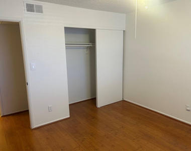 3301 E Earll Drive - Photo Thumbnail 10