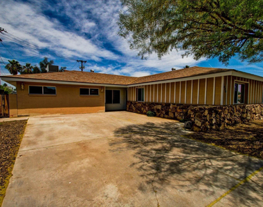 1030 E Manhatton Drive - Photo Thumbnail 4