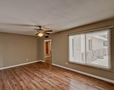 1030 E Manhatton Drive - Photo Thumbnail 5