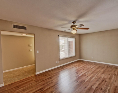 1030 E Manhatton Drive - Photo Thumbnail 6