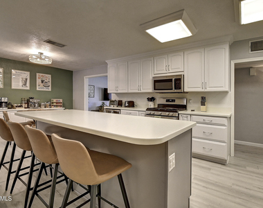 1027 W 19th Street - Photo Thumbnail 22