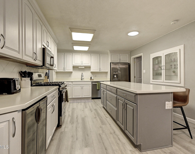 1027 W 19th Street - Photo Thumbnail 21