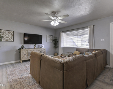 1027 W 19th Street - Photo Thumbnail 5