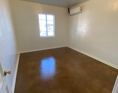 1530 W Mulberry Drive - Photo Thumbnail 12