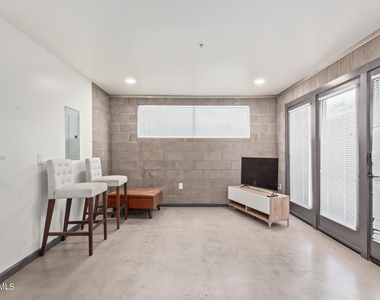 129 N 11th Avenue - Photo Thumbnail 2