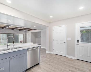2136 W Village Drive - Photo Thumbnail 21
