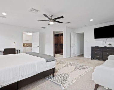 8336 E Sells Drive - Photo Thumbnail 12