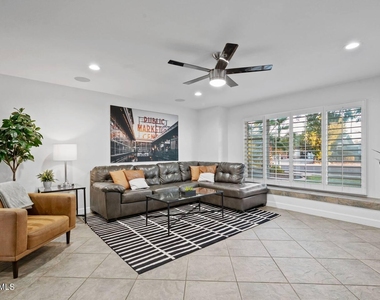 8336 E Sells Drive - Photo Thumbnail 7