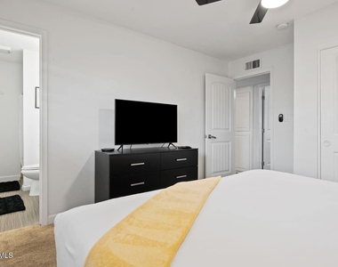 8336 E Sells Drive - Photo Thumbnail 18