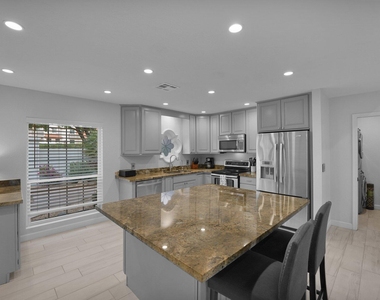 6349 N 78th Street - Photo Thumbnail 2