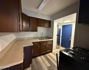1833 E Harvard Street - Photo Thumbnail 4